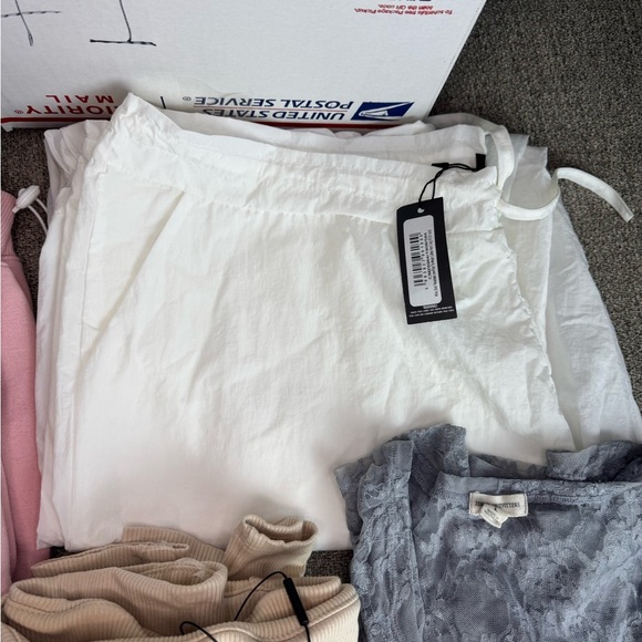 Box  Different Brands Like Forever21,Fashion Nova,And Pretty Little Thing  #1 - Picture 11 of 11